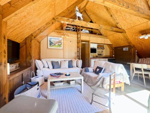 a living room with a couch and a table at Chalet Perce Neige - Chalet familial 6 pers – Proche télésiège Peynier MAE-6893 in Vars