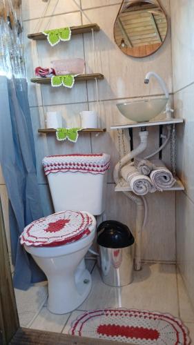 a bathroom with a toilet and a sink at Cabana 02 superior in Imbituba