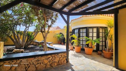 Aurora Mari Villa Your Dream Steps from the Ocean Shore