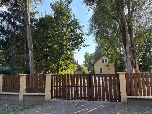 a wooden fence in front of a house at Viola Horgász-és Vendégház in Tiszaug
