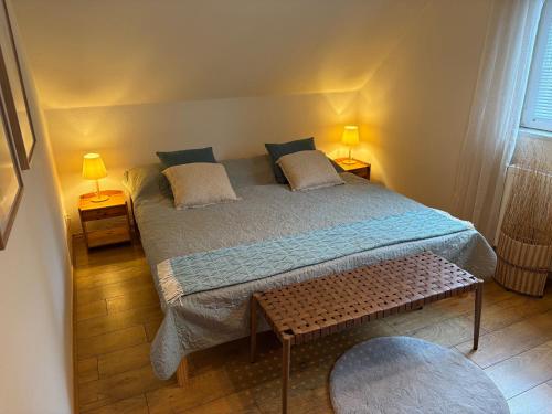 a small bedroom with a bed and two lamps at Viola Horgász-és Vendégház in Tiszaug