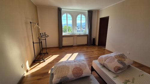 Una habitación con dos camas y una gran ventana. en Centrum z widokiem na góry, en Bielsko-Biala