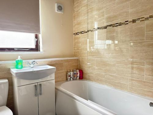 Koupelna v ubytování Spacious 1BR Flat By Edinburgh City Centre