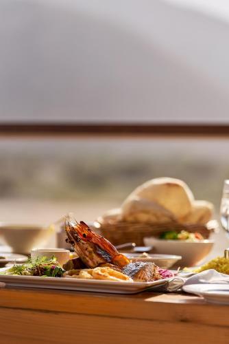 Makanan di atau berdekatan hotel