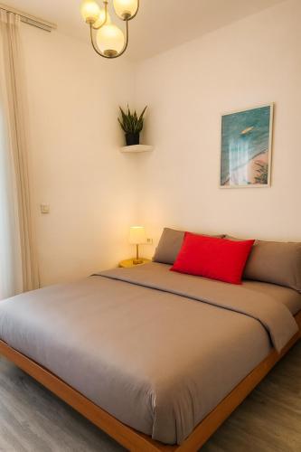 Ένα ή περισσότερα κρεβάτια σε δωμάτιο στο Sunny Escape 1BR with Pool Access