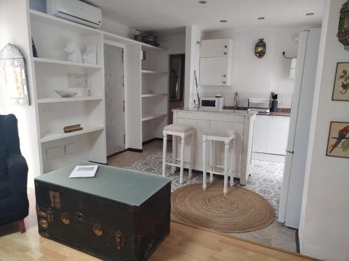 a room with a kitchen with a table and a chest at Apartamento Bidaya in Ronda