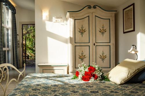 a bedroom with a bed with a bouquet of red roses at Hotel Sant'Antonin in Venice