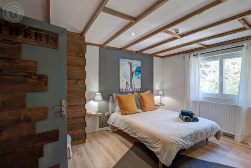 una camera da letto con un letto e una finestra di Echo des montagnes a Chalmazel Jeansagniere