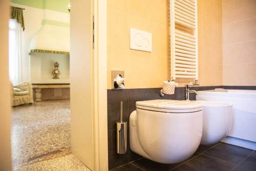 a bathroom with a toilet and a bath tub at Hotel Sant'Antonin in Venice
