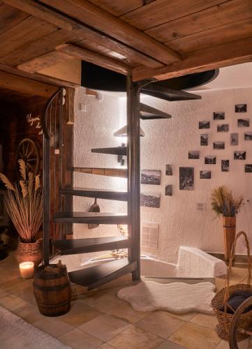 a room with a wall with photographs on the wall at Chalet à thème, 2 chambres, vue sur les montagnes in Chalais