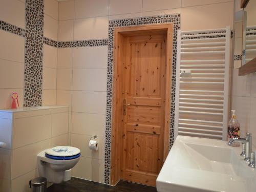 Bilik mandi di Cosy Apartment in Manderscheid with Balcony