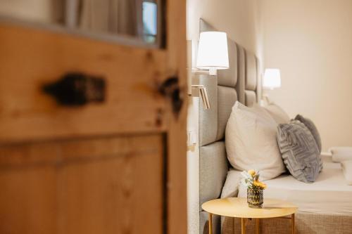 a room with a bed and a table with a lamp at Ferienwohnung Reslbauer in Siegenburg
