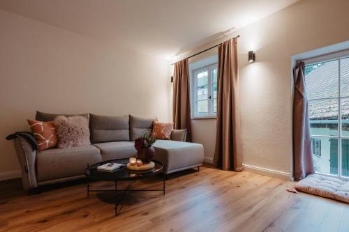 a living room with a couch and a table at Ferienwohnung Reslbauer in Siegenburg