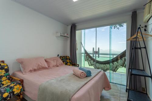 Postel nebo postele na pokoji v ubytování Loft em condominio com mar em Mangaratiba