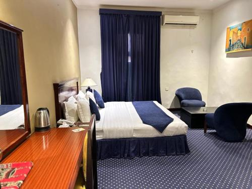 Postel nebo postele na pokoji v ubytování فندق عنيزة الحديث