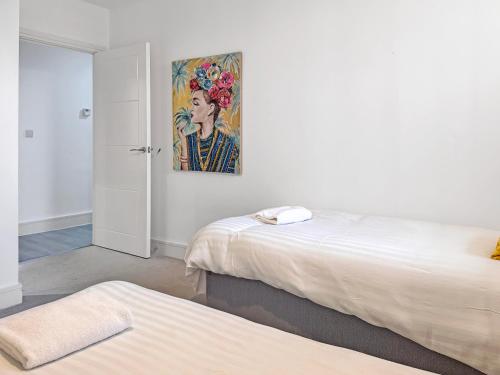 Кровать или кровати в номере Towergate Retreat