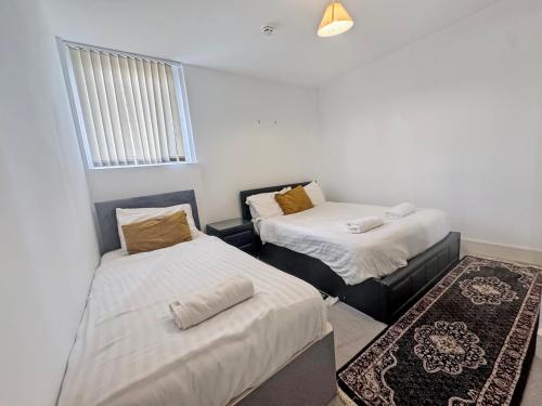 Кровать или кровати в номере Towergate Retreat