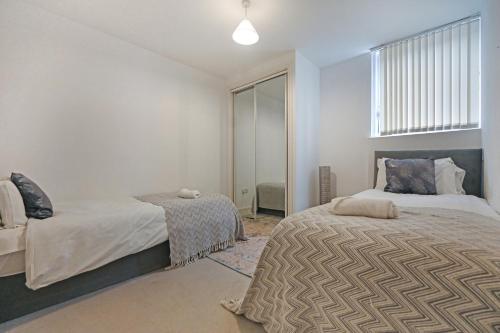 Кровать или кровати в номере Towergate Retreat