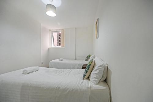 Кровать или кровати в номере Towergate Retreat
