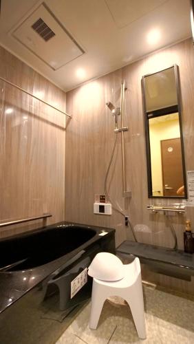 a bathroom with a tub and a toilet and a sink at お宿寧々OyadoNene板橋 池袋3分新宿9分 in Tokyo