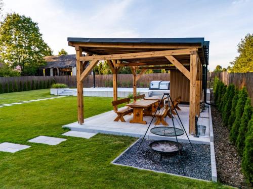 Taman di luar Przystań Roztocze 176 podgrzewany basen sauna jacuzzi bilard 14 osób