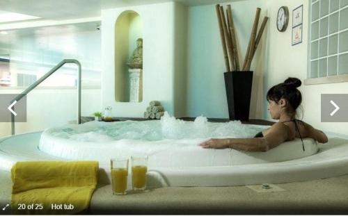 Επισκέπτες που μένουν στο Estréla da Luz Valerie studio enjoy gym and indoor pool