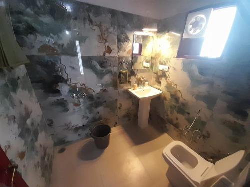 ห้องน้ำของ Vaikunth Mudhouse, A Heritage Boutique Homestay