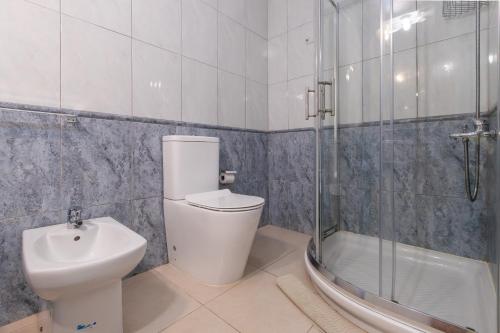 a bathroom with a toilet and a shower and a sink at Fabulous two bedroom apartment near las Vistas Beach in Los Cristianos in Arona