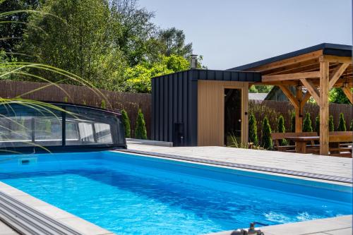 Kolam renang di atau dekat dengan Przystań Roztocze 176 podgrzewany basen sauna jacuzzi bilard 14 osób