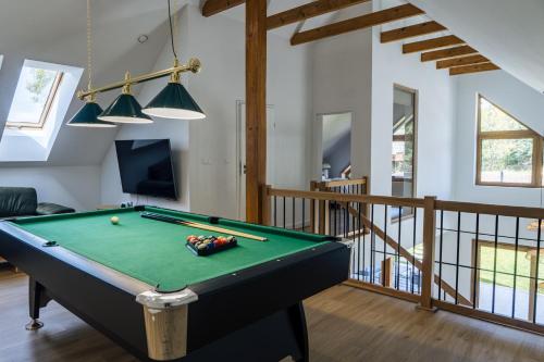Meja biliard di Przystań Roztocze 176 podgrzewany basen sauna jacuzzi bilard 14 osób