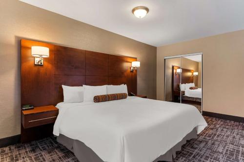a large white bed in a hotel room at Best Western Ville-Marie Montreal Hotel & Suites in Montréal