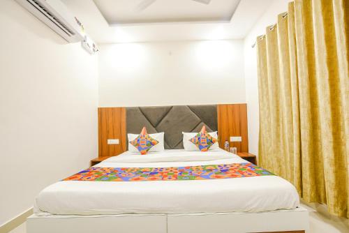 Una cama o camas en una habitación de Seth Residency near Golden Temple
