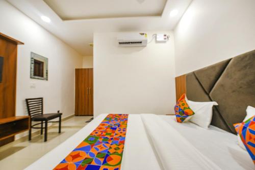 Una cama o camas en una habitación de Seth Residency near Golden Temple