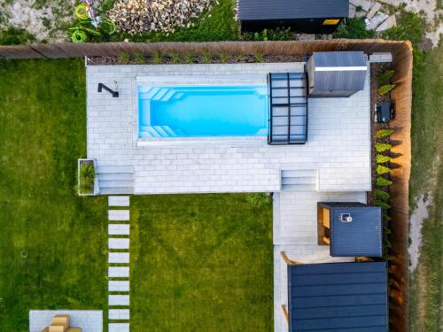 Kolam renang di atau dekat dengan Przystań Roztocze 176 podgrzewany basen sauna jacuzzi bilard 14 osób
