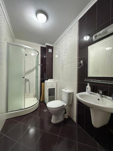 a bathroom with a toilet and a sink and a shower at Boulevard Sea Residenz 250 meter zum Sandstrand in Sunny Beach