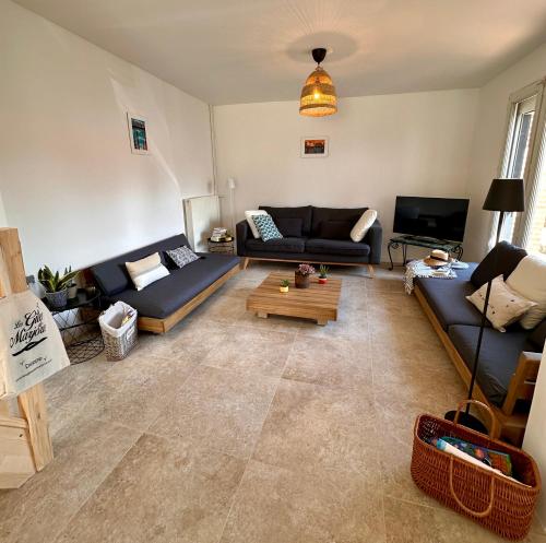 a living room with a couch and a table at La Casa César Maison 10 couchages in Bracquemont