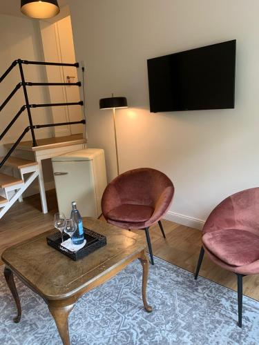 a living room with two chairs and a table at Boutique Hotel Villa Horbach in Idar-Oberstein