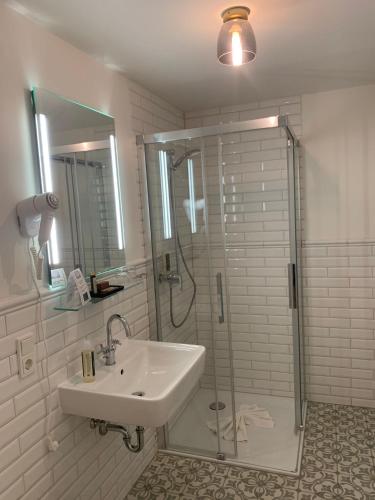 a bathroom with a sink and a shower at Boutique Hotel Villa Horbach in Idar-Oberstein