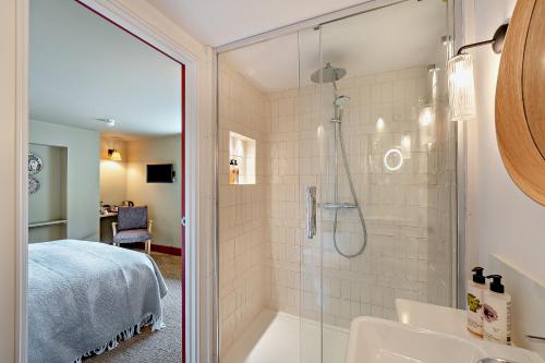 un bagno con doccia, lavandino e vasca di Cub Bedroom Five a Eastdean