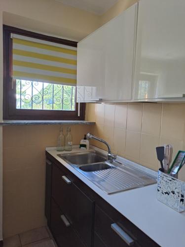 a kitchen with a sink and a window at La Casa di Simone in SantʼAmbrogio di Torino