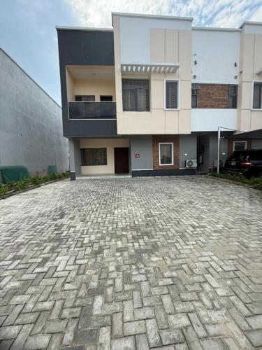 un gran edificio con una entrada de piedra delante de él en Home Habor Properties, en Lekki