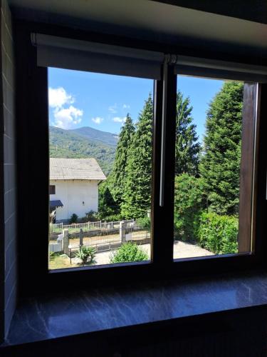 a window with a view of the mountains at La Casa di Simone in SantʼAmbrogio di Torino