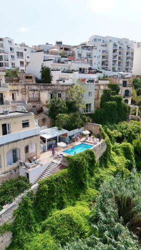 Piscina en o cerca de Follow the Sun Boutique Hostel - Pool, Breakfast & Sea Views