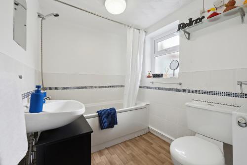 Ένα μπάνιο στο Anfield Cozy House