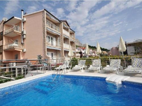 Spacious apt w pool and sea view 2 min to beach