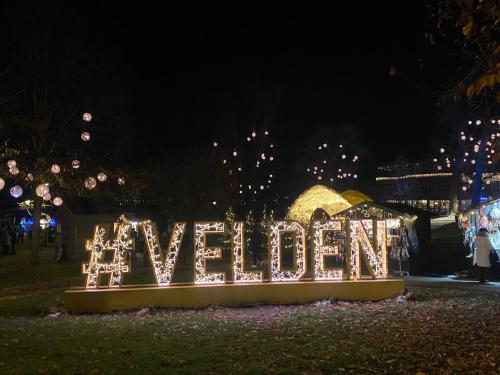 a lit up sign that says welcome at night at Penthaus am Südhang in Velden am Wörthersee