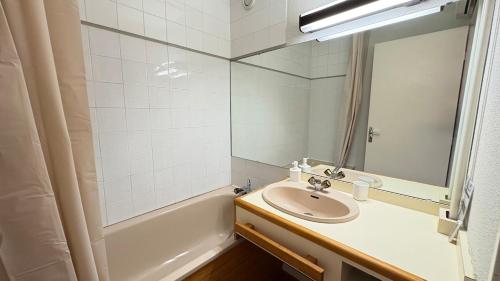 Un baño de Studio 5 min centre Font-Romeu baignoire balcon