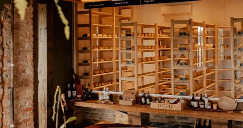 a room with a counter with bottles of wine at Parador Cambará do Sul in Cambara do Sul
