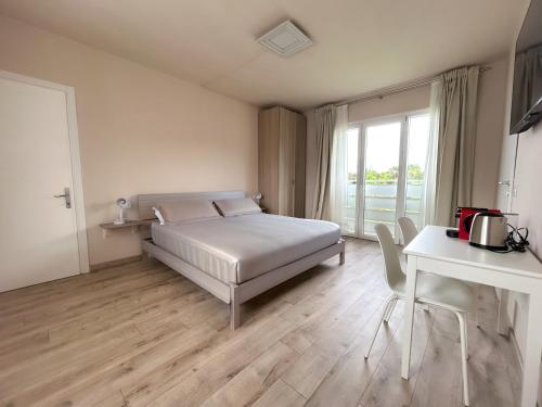 MestrinoにあるAgriturismo Oasi Silenteのベッドとテーブルと机のある寝室