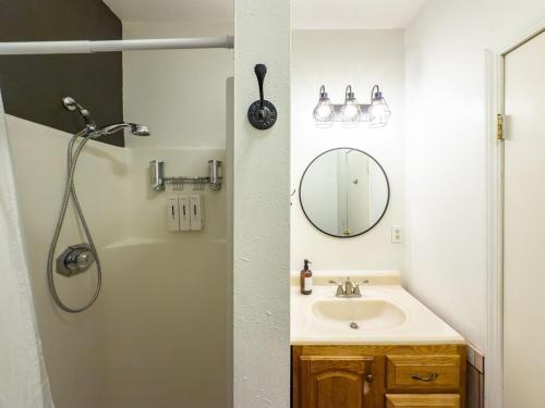Ένα μπάνιο στο Studio Loft Near Yosemite with Kitchenette